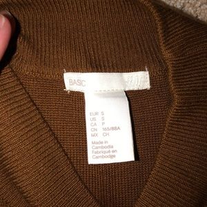 H&M Brown mock neck turtleneck